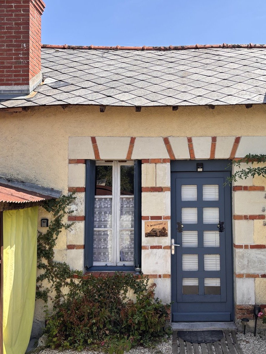 Entrée du gîte Le Roi des Chats, terrasse et volets bleus