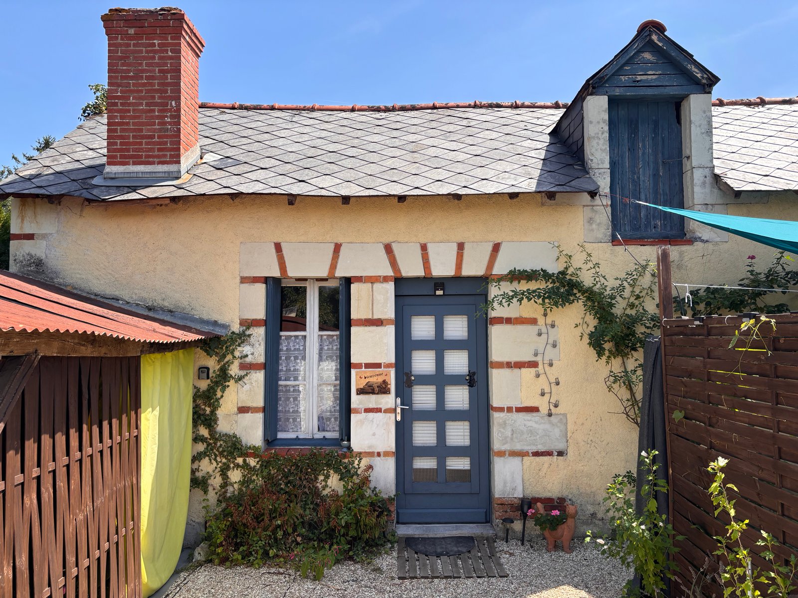 Façade et terrasse du gîte