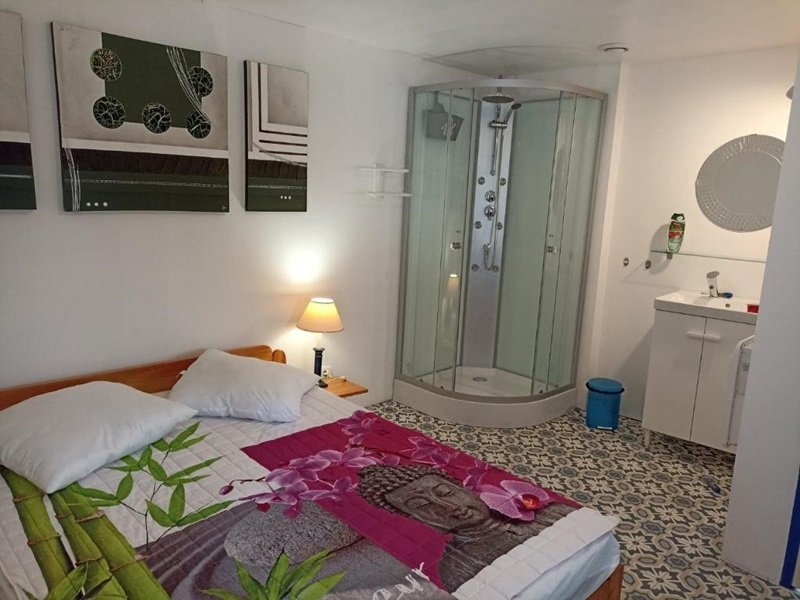 Chambre et salle d'eau